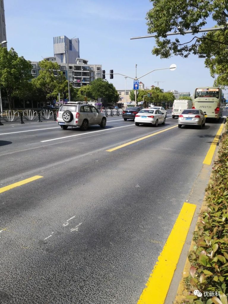 浦东南路十字路口半柔性路面