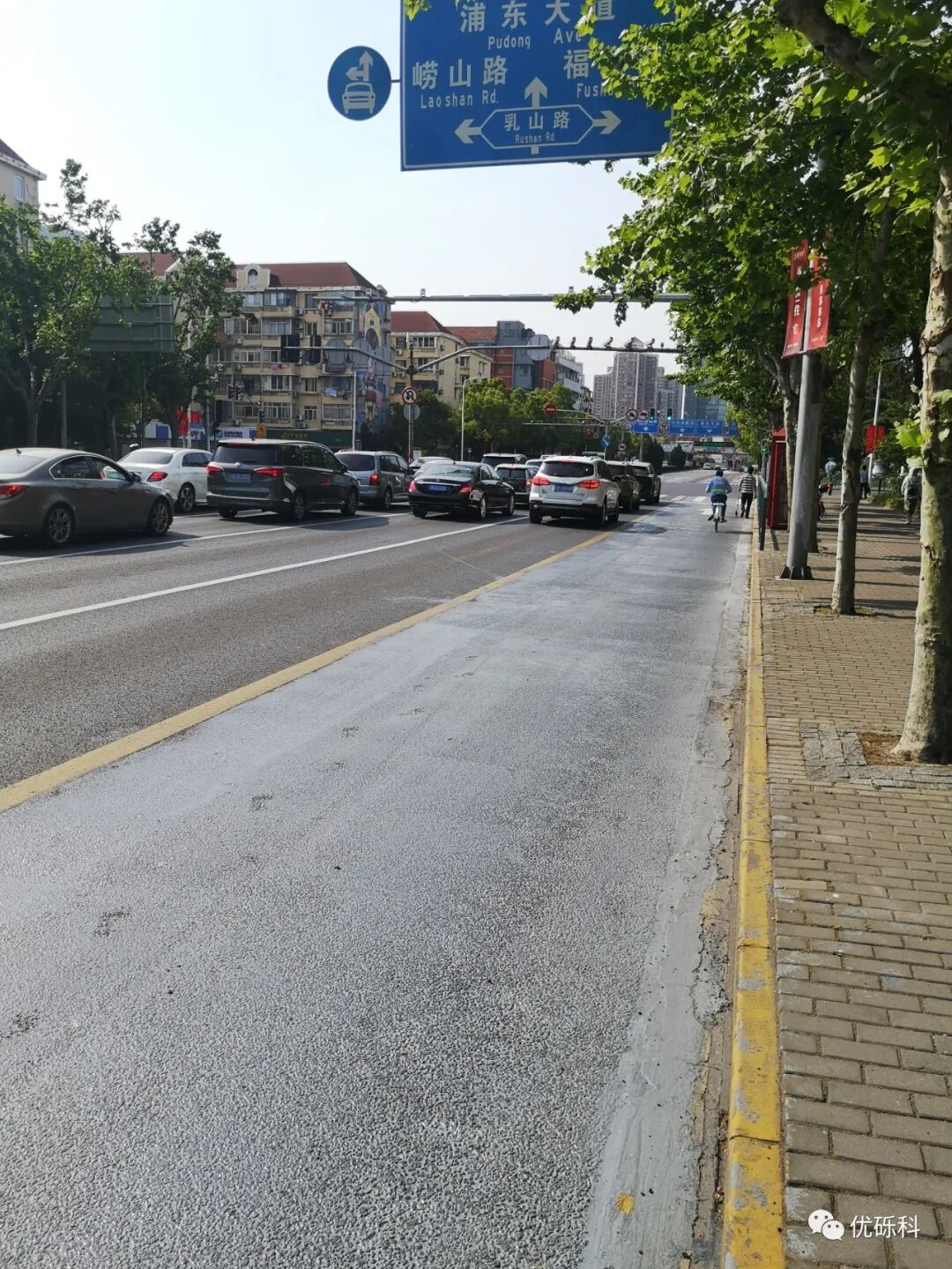 东方路乳山路公交车道半柔性路面